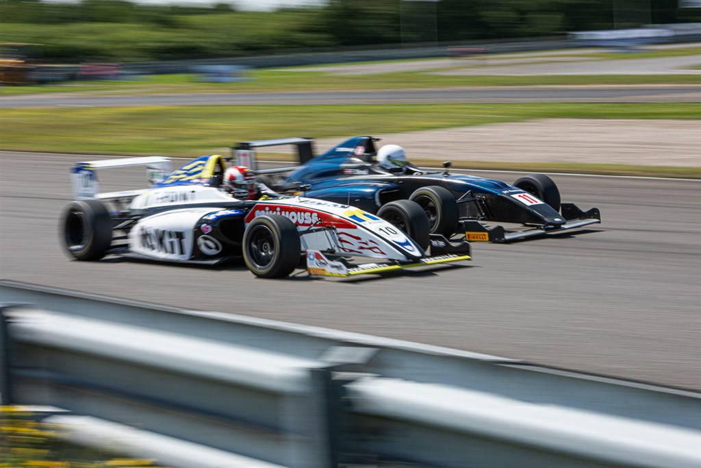 Der var nærkampe i Formel 4-feltet – men med respekt for hinanden.
(Foto: Boxengasse)